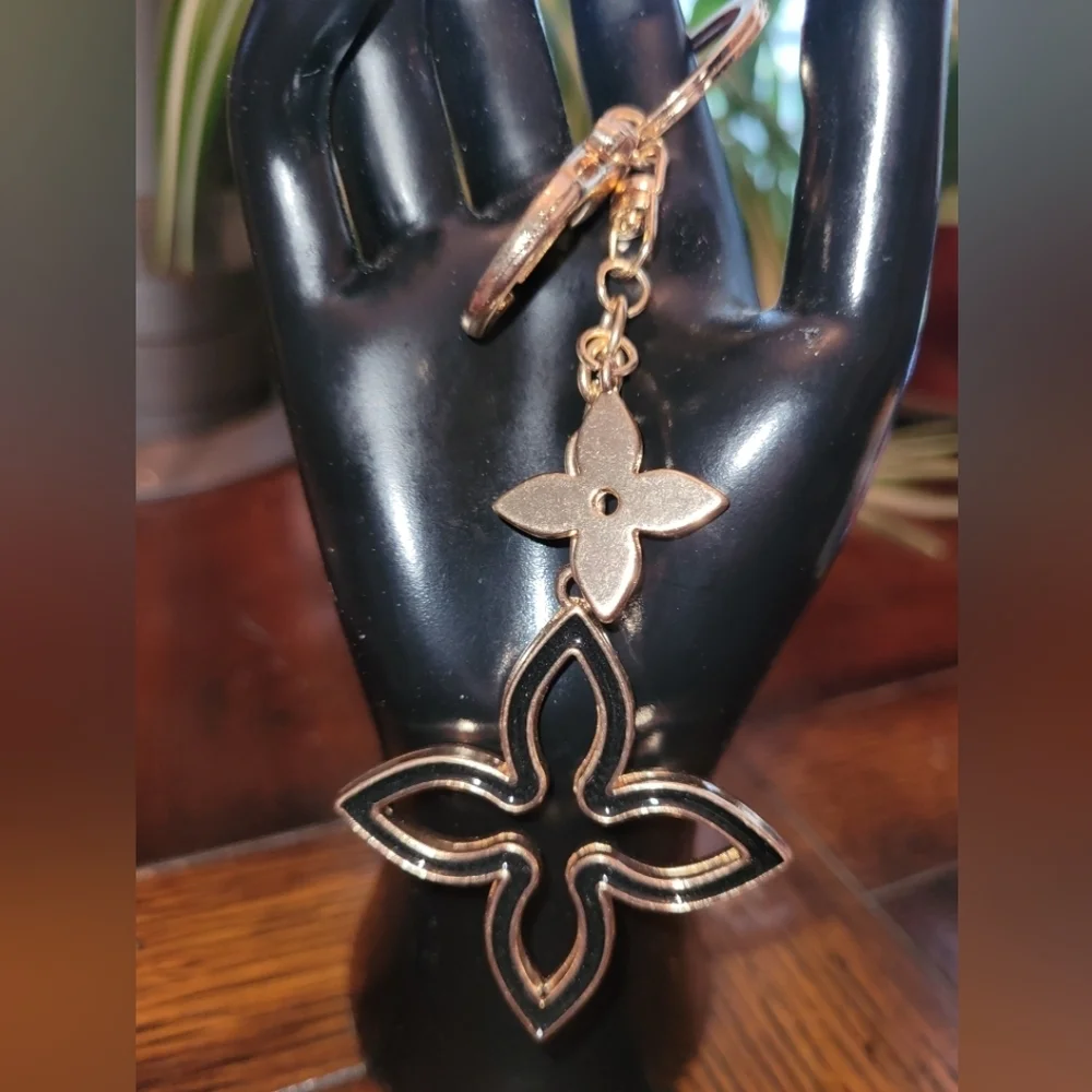 BAG CHARM of flower cut out - Picture 2 of 4